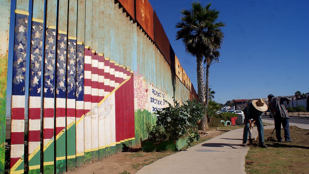 Foto: Una valla metálica ubicada en la ciudad mexicana de Tijuana separa la frontera con la ciudad estadounidense de San Diego. (EFE)